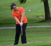 xsmall_Women_s_Golf_Lu_Chips_to_9th_Green